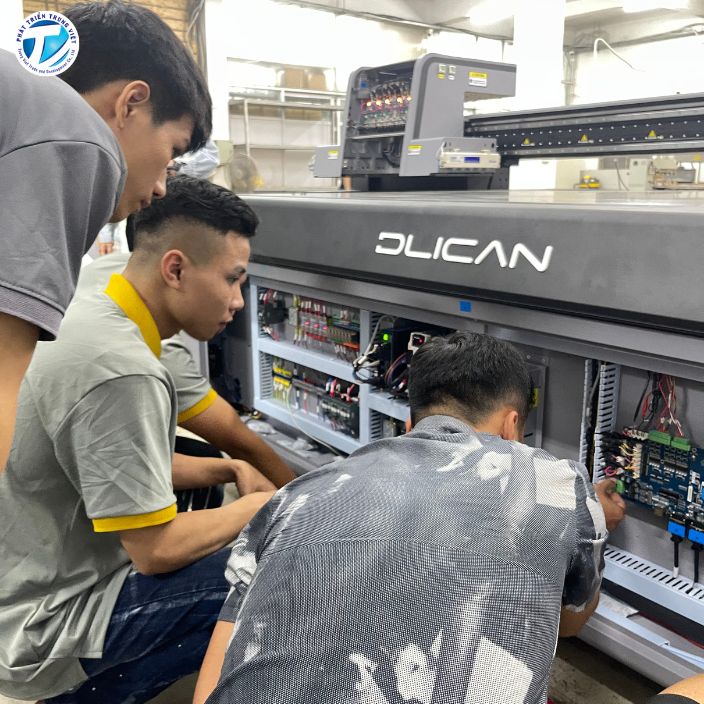 Kỹ thuật viên tại Phát Triển Trung Việt lắp đặt máy in UV DLI-1612 UV Flatbed